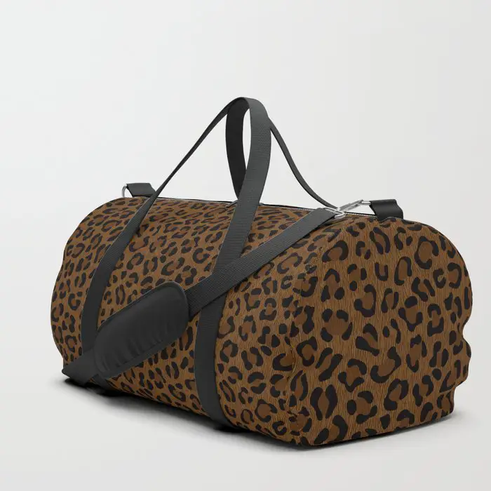 Gambar tas duffle dengan motif macan tutul