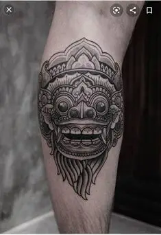 Tato dengan motif budaya Indonesia