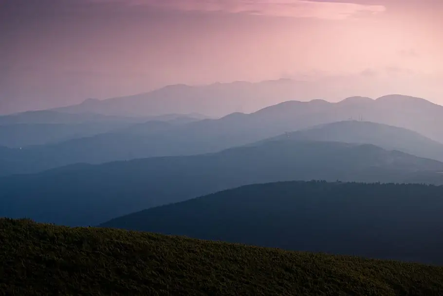 Gambar pemandangan gunung yang damai