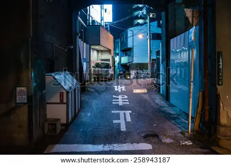 Gang sempit dan gelap di Tokyo