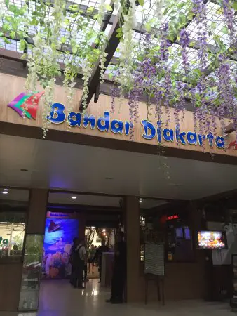 Suasana makan bersama keluarga di Restoran Bandar Djakarta Ancol