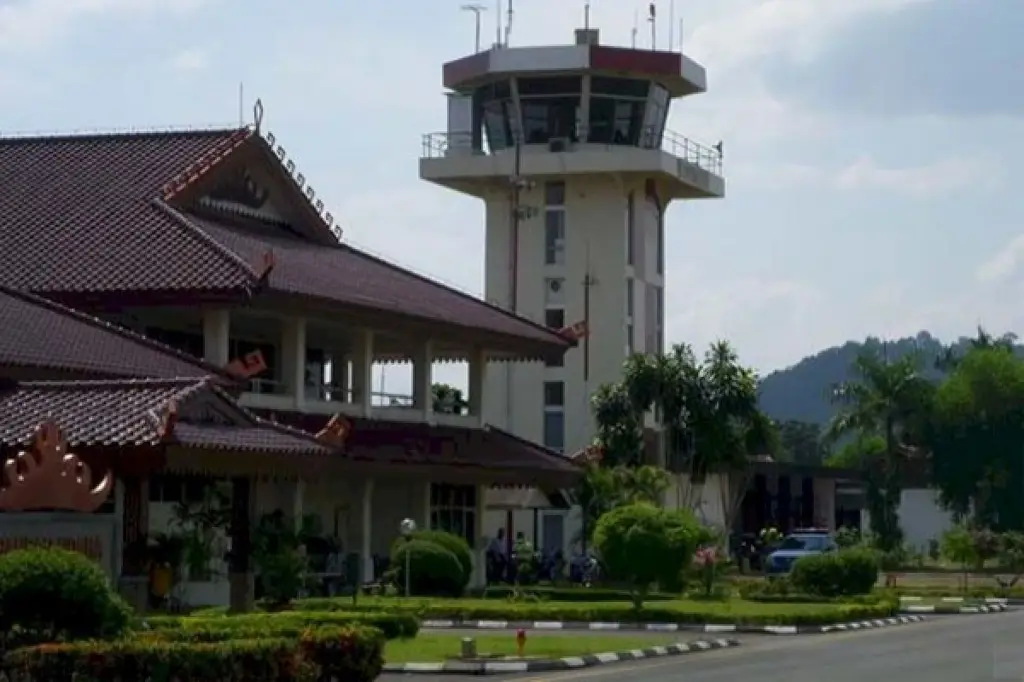 Foto terminal Bandar Udara Internasional Radin Inten II yang modern dan luas