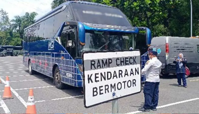 Foto suasana Terminal Rajabasa yang ramai penumpang