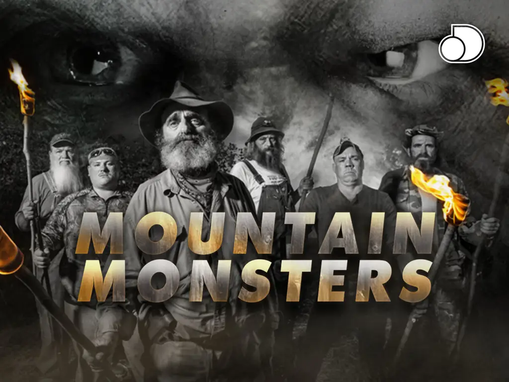 Gambar tim investigasi Animal Planet Mountain Monsters sedang menjelajahi hutan pegunungan.