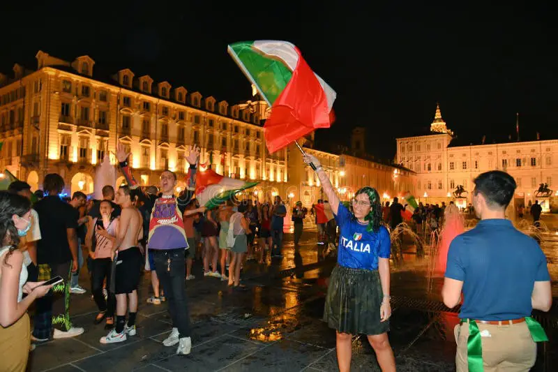 Tim sepak bola Italia sedang merayakan kemenangan