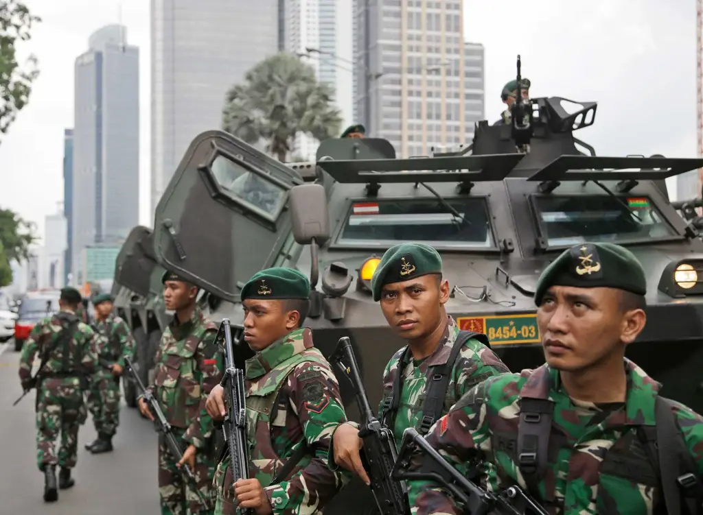 Prajurit TNI sedang melakukan kegiatan bakti sosial