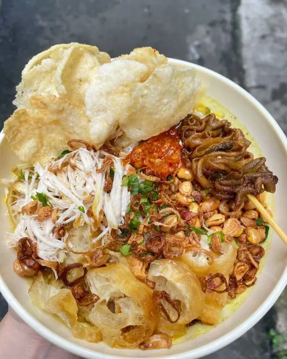 Berbagai macam topping bubur ayam seperti ayam suwir, cakue, kerupuk, dan lainnya