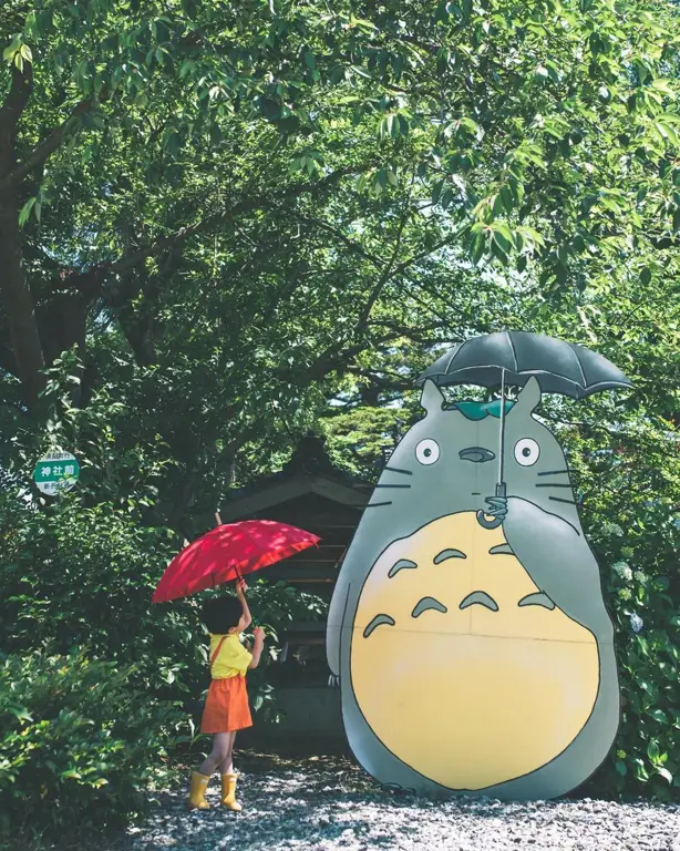 Gambar Totoro di tengah hutan