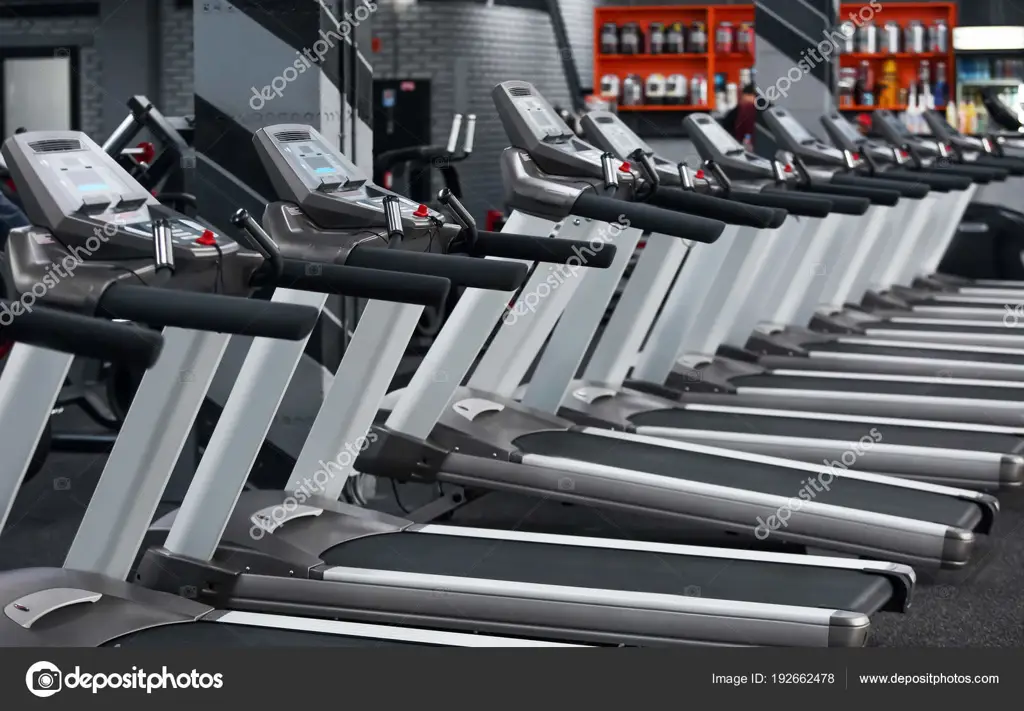 Gambar treadmill modern di pusat kebugaran