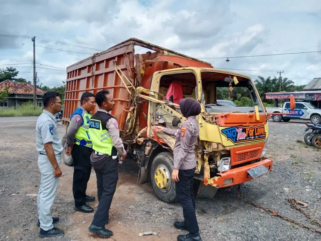 Truk pemadam kebakaran Bandar Lampung sedang beroperasi.