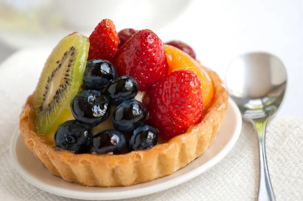 Langkah-langkah membuat ochikobore fruit tart.