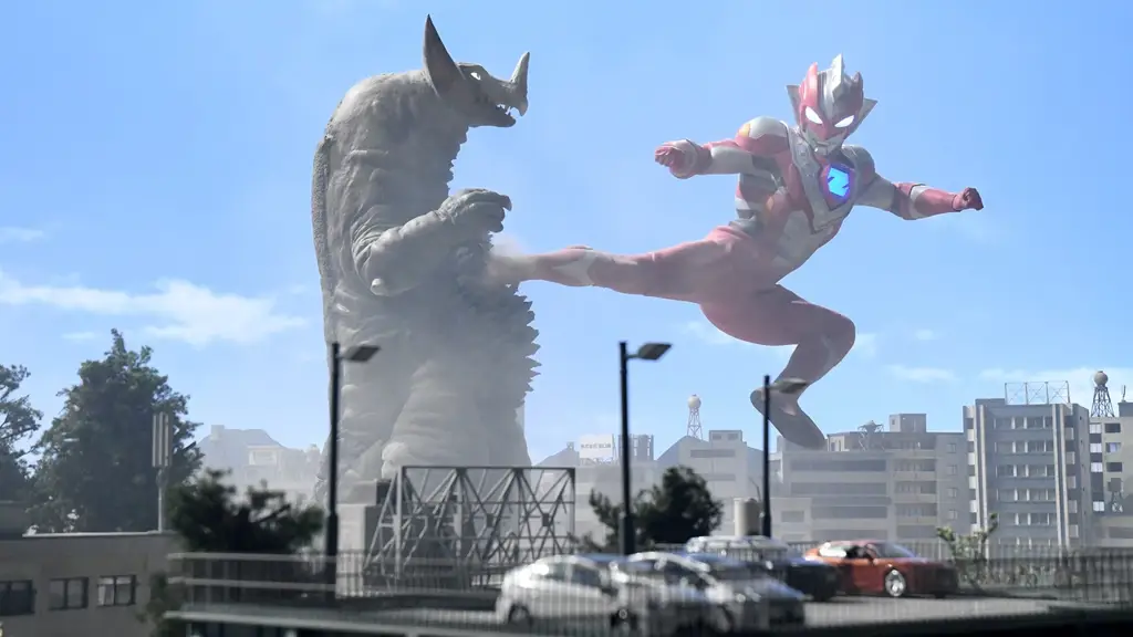 Adegan pertarungan Ultraman Trigger melawan monster