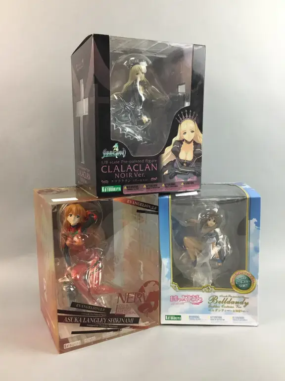 Membuka paket figure anime