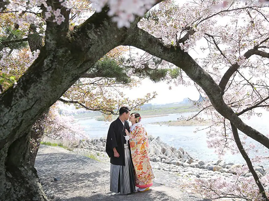 Pasangan Jepang yang sedang romantis