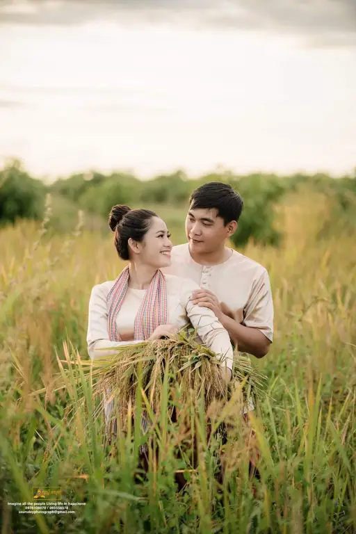 Pasangan Kamboja sedang mengungkapkan kasih sayang