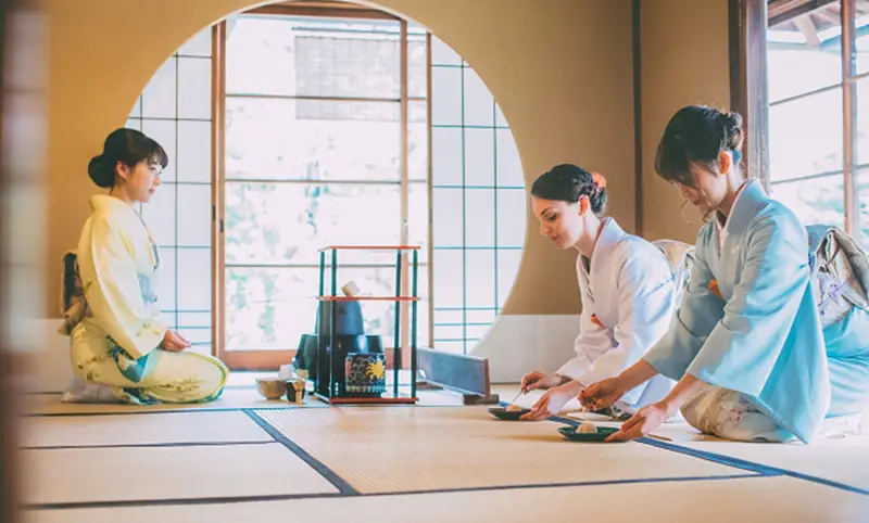 Upacara minum teh Jepang, simbol ketenangan dan refleksi diri.