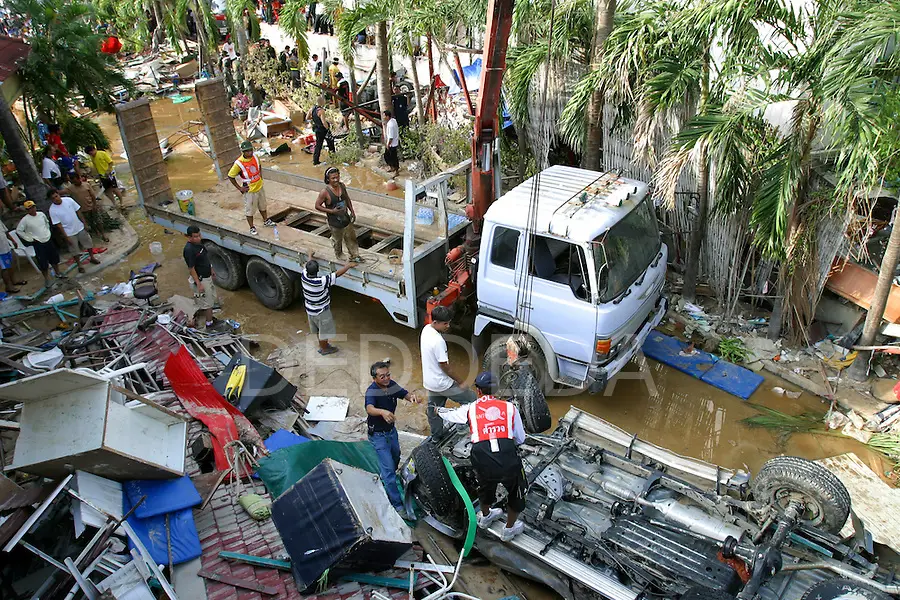 Upaya bantuan pasca tsunami Gambar orang-orang membantu korban bencana tsunami