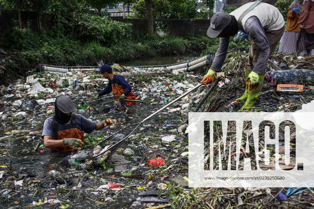 Kegiatan bersih-bersih sungai di Indonesia