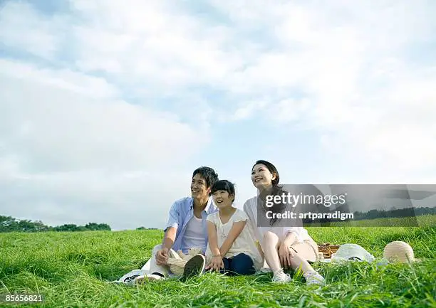 Keluarga Jepang sedang piknik bersama