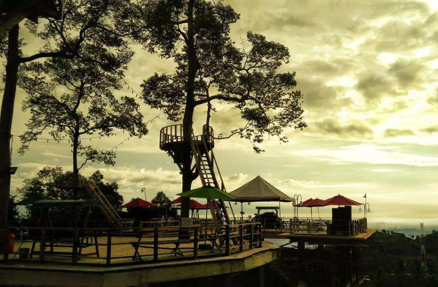 Pemandangan Matahari Terbenam di Bandar Lampung