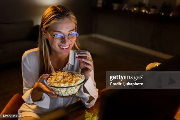 Seseorang menonton film di laptop pada malam hari