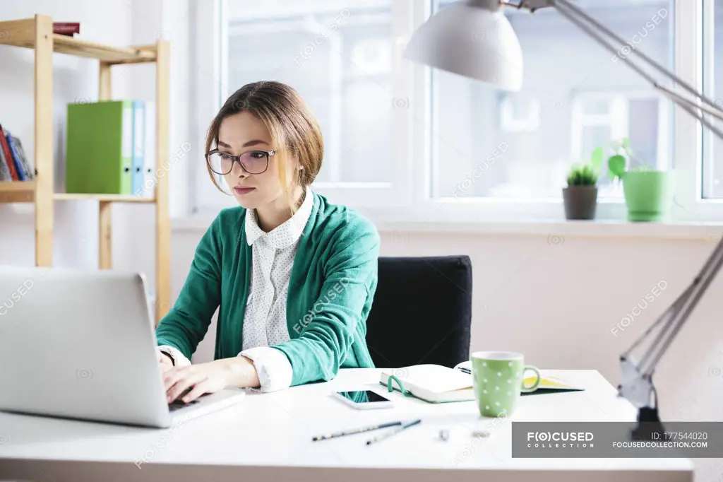 Wanita bekerja di kantor