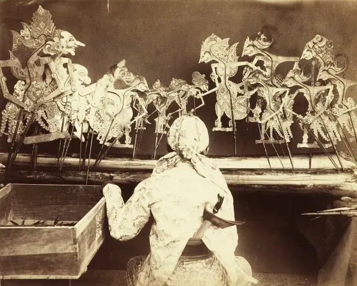 Pertunjukan wayang kulit di Indonesia