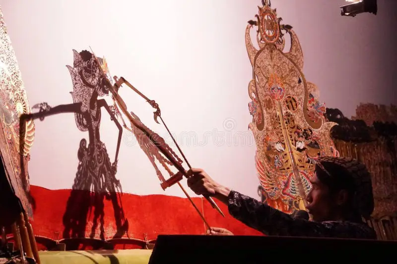 Pertunjukan wayang tradisional Indonesia