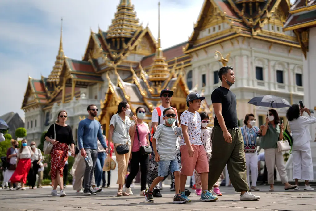 Para wisatawan bahagia di Bandar Huluan