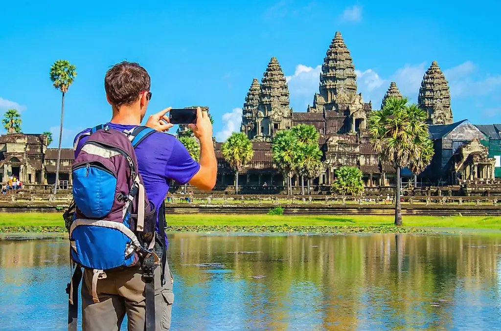 Gambar wisatawan senang di Kamboja