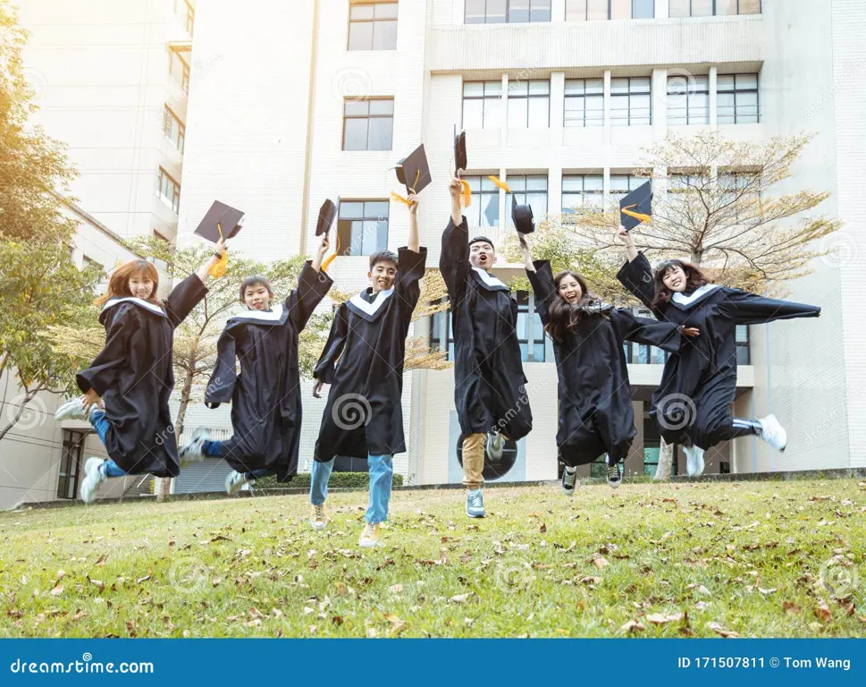 Para siswa SMK Yadika Bandar Lampung yang sedang wisuda