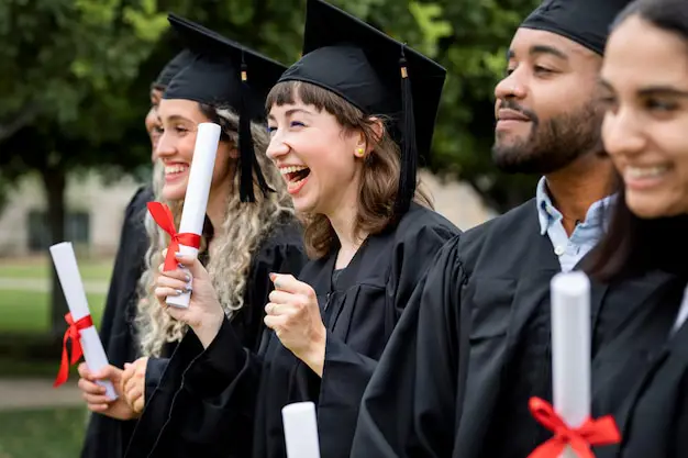 Gambar siswa-siswa sedang wisuda