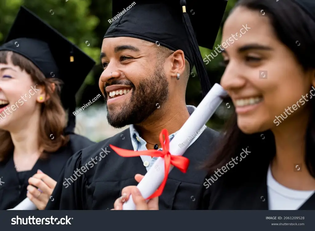 Mahasiswa STIKES AdilA yang sedang wisuda