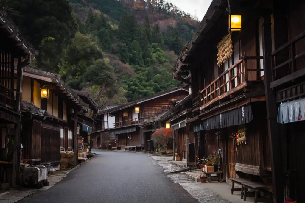 Gambar rumah tradisional Jepang di malam hari, terlihat sedikit menyeramkan.