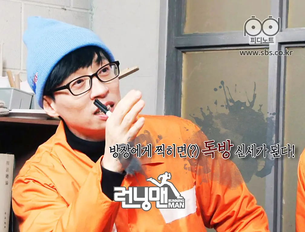 Yoo Jae Suk sebagai agen rahasia dalam episode Running Man bertema James Bond